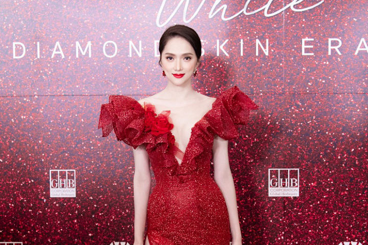 Xinh như Hoa hậu Hương Giang: Diện cây đỏ quyền lực trong ngày nhận chức Đại sứ thương hiệu